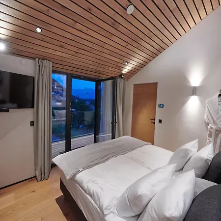Leyzo & Bison Lake View Holiday home